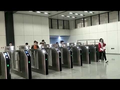 Puertas rápidas de aeropuerto, torniquetes y sistemas de seguridad se integran con sistemas de reconocimiento facial y huellas dactilares.