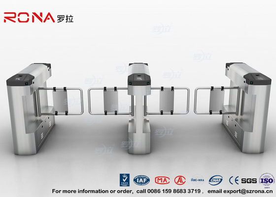 Material de acero cepillado del oscilación de la barrera del oscilación de la puerta 550m m de la anchura peatonal del paso